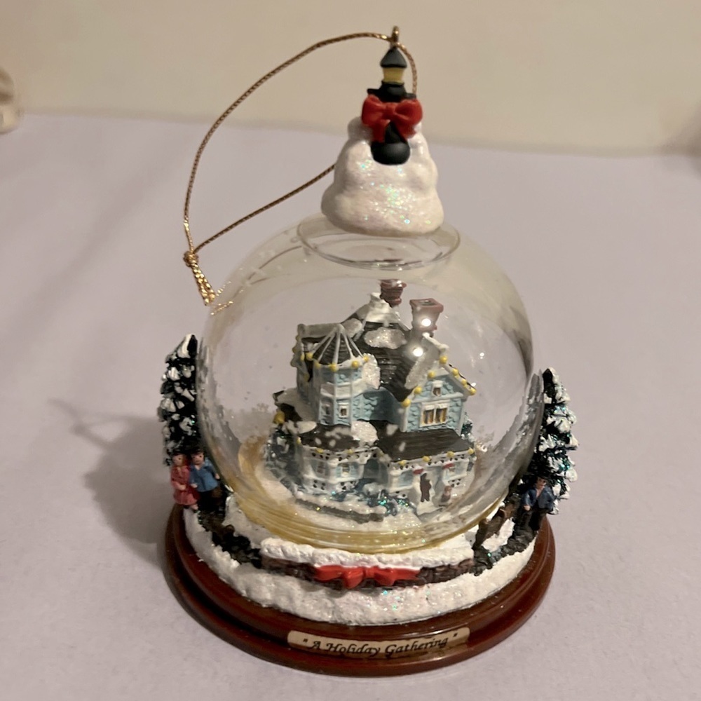 Thomas Kinkade A Holiday Gathering Water Snow Globe Christmas Ornament BE 2002